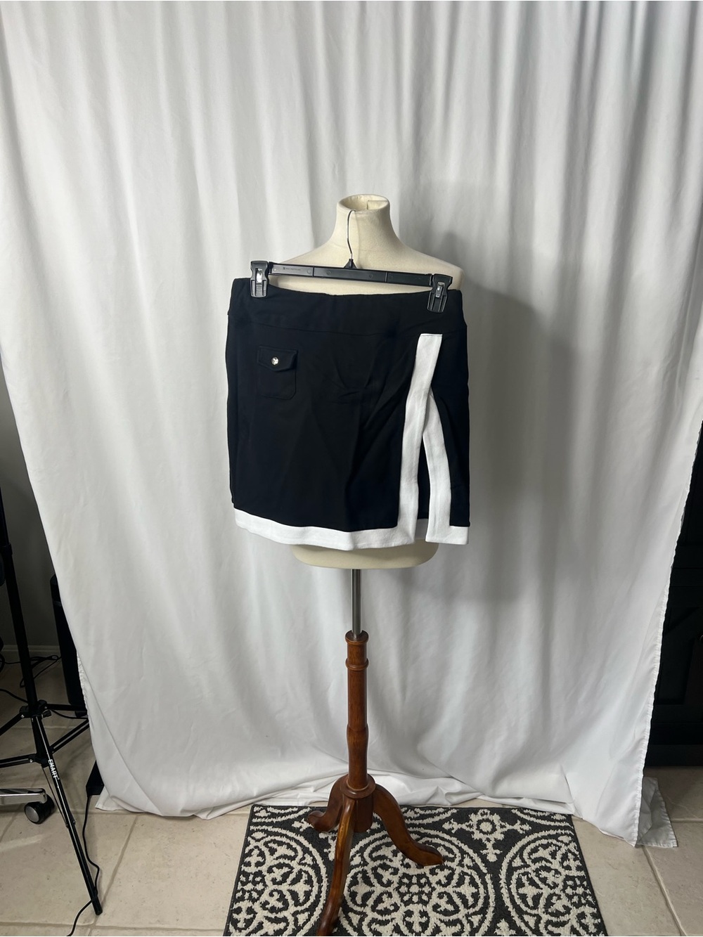 Boston Proper Black & White Mini Skort Size Medium. Stretchy Material